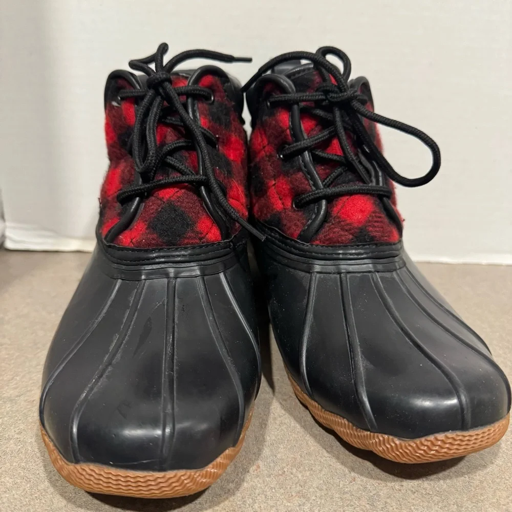 Skechers Women’s Black Red Pond Good-Plaid Duck Boots Size 8